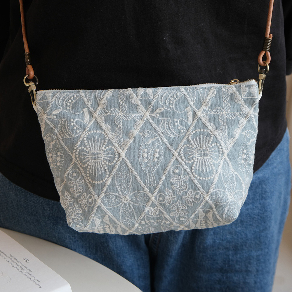 MICOACH 交響樂棉麻刺繡斜揹包