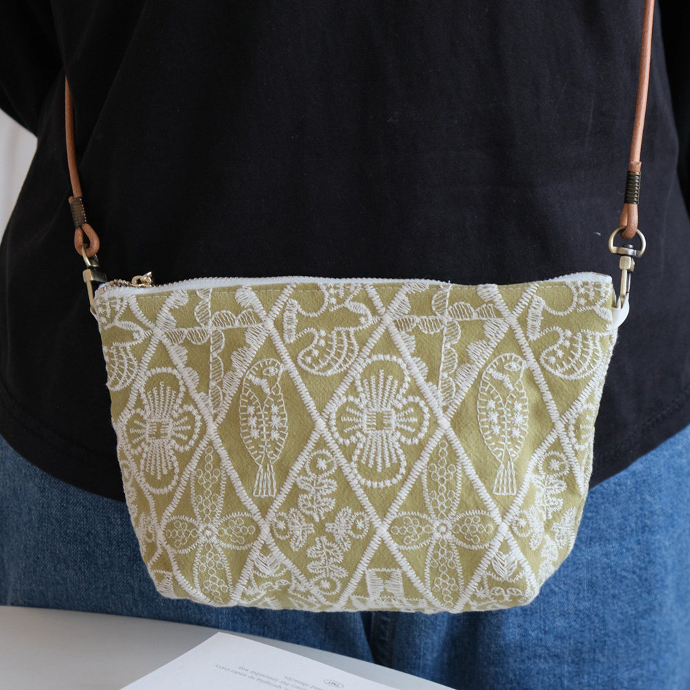 MICOACH 交響樂棉麻刺繡斜揹包