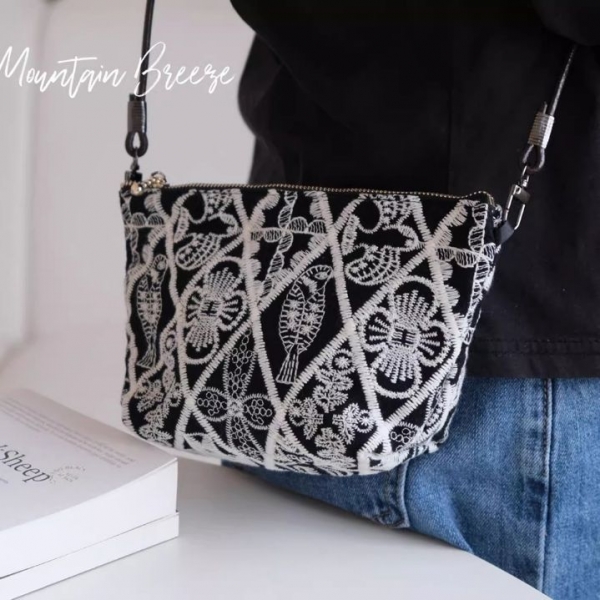 MICOACH 交響樂棉麻刺繡斜揹包