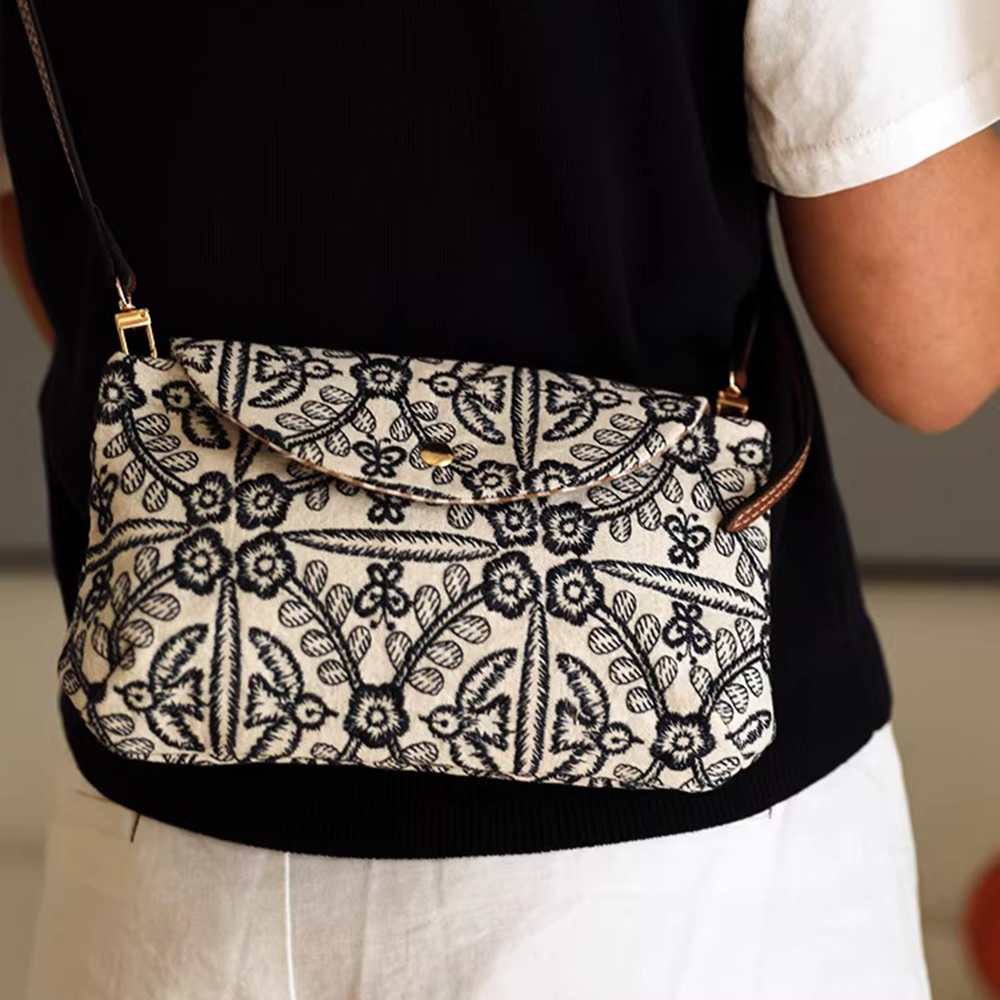 MICOACH 原創精緻刺繡斜背包